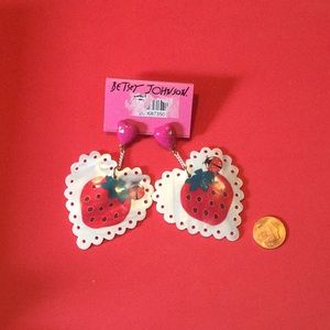 Betsey Johnson shell strawberry 🍓 earrings